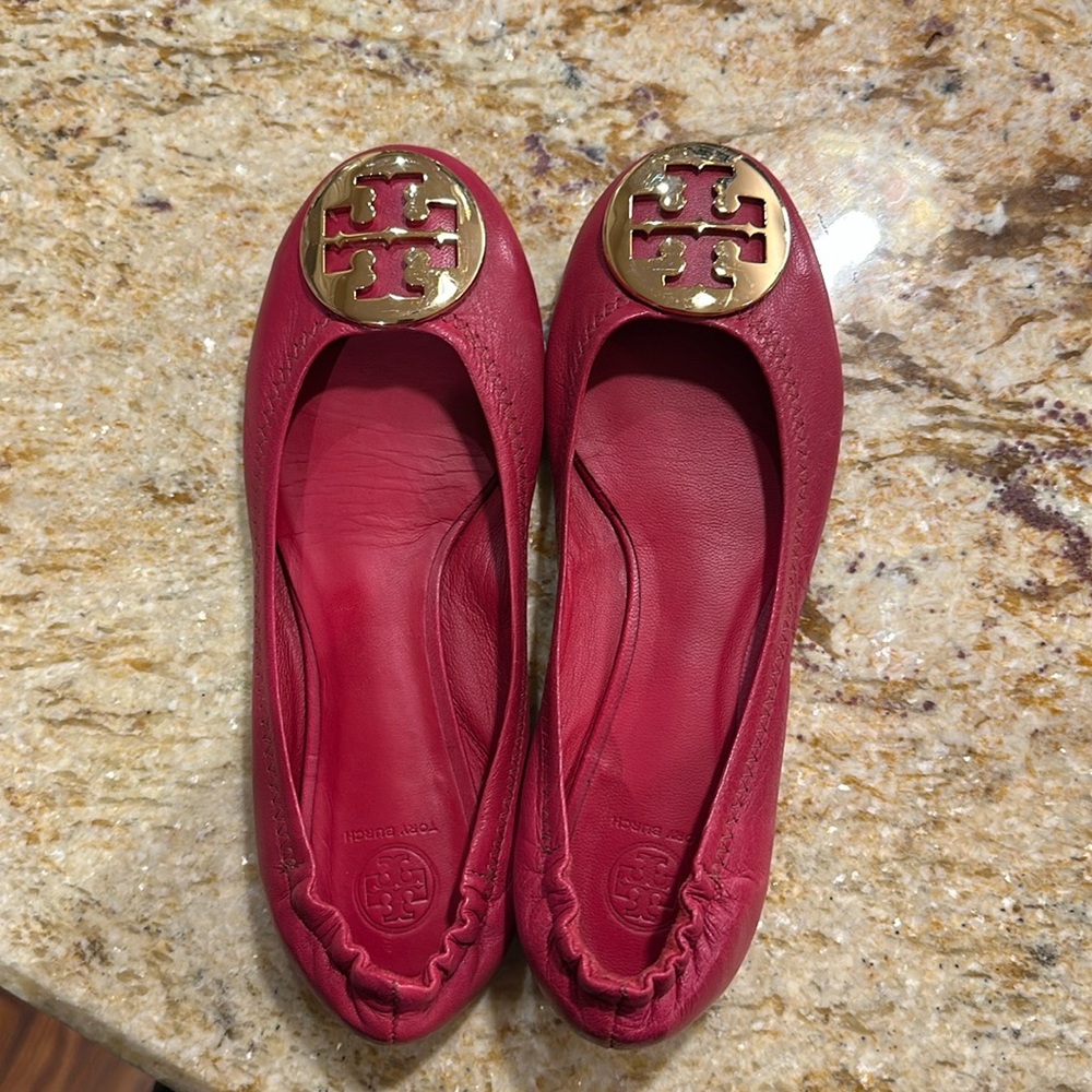 Tory Burch - kids size 1C Minnie ballet flat with gold logo. 100% leather.